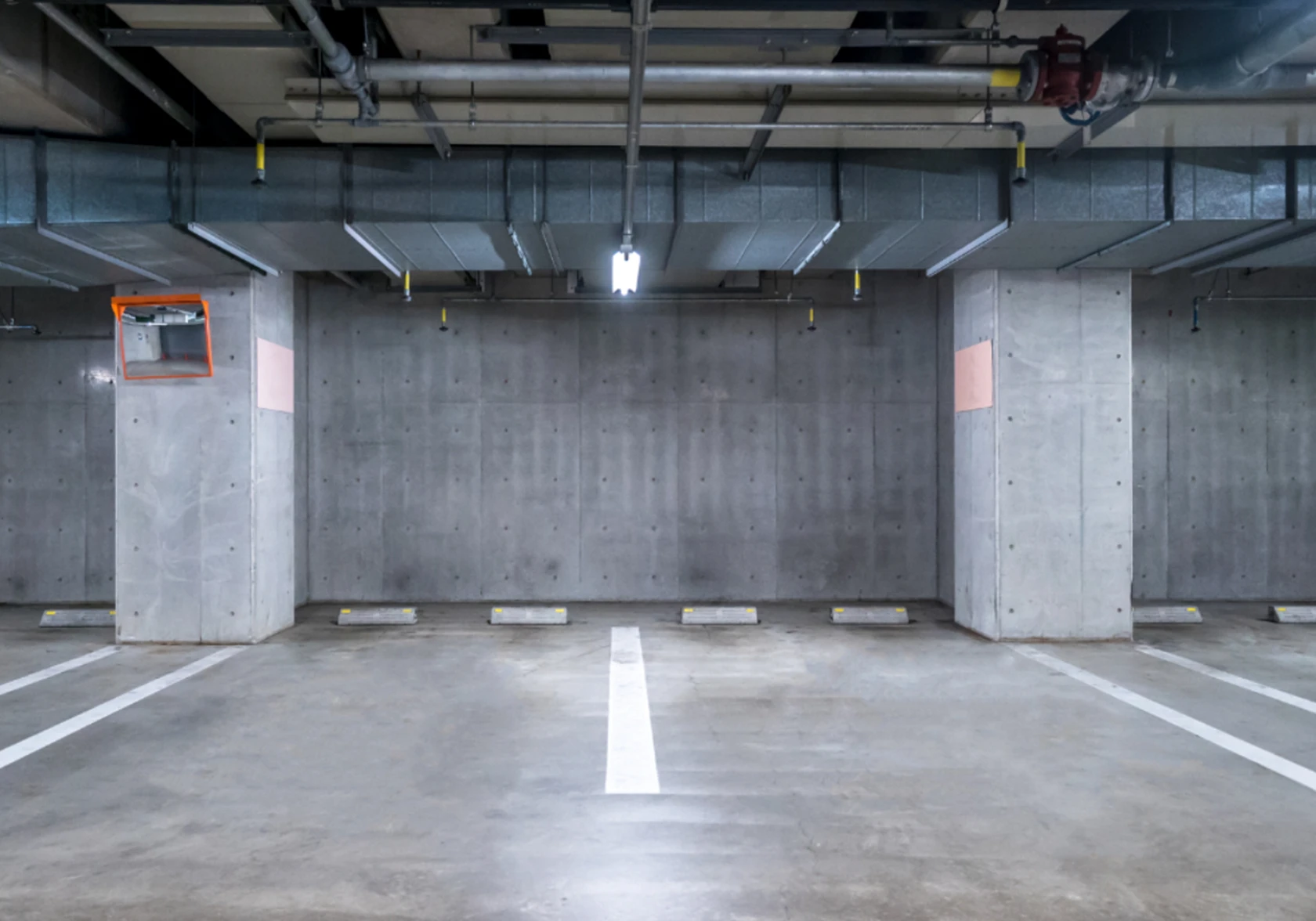 Hotel mit Parkplatz in Prag, leere Stellplätze und Betonwände.